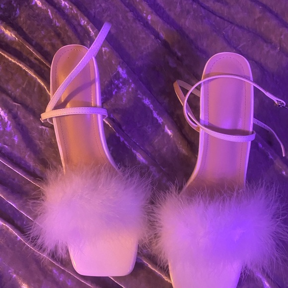 Elegant White Feathered Women's Sandals - Picture 1 of 4